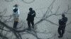 Полицаи проверяват минувачи по столичния бул. "Витоша"