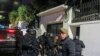 Policia ekuadoriane futet në Ambasadën meksikane në Quito, Ekuador, e premte, 5 prill 2024.