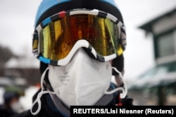 Egy osztrák síelő Semmeringen egy vírus elleni védőmaszkban december 24-én