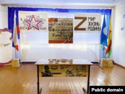 Село Андрюшкино. А аварийной школе мало места – на 22 погибших смогли поставить только одну "Парту героев".