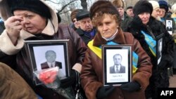 Удови чорнобильців тримають портрети своїх чоловіків-ліквідаторів катастрофи (архівне фото)