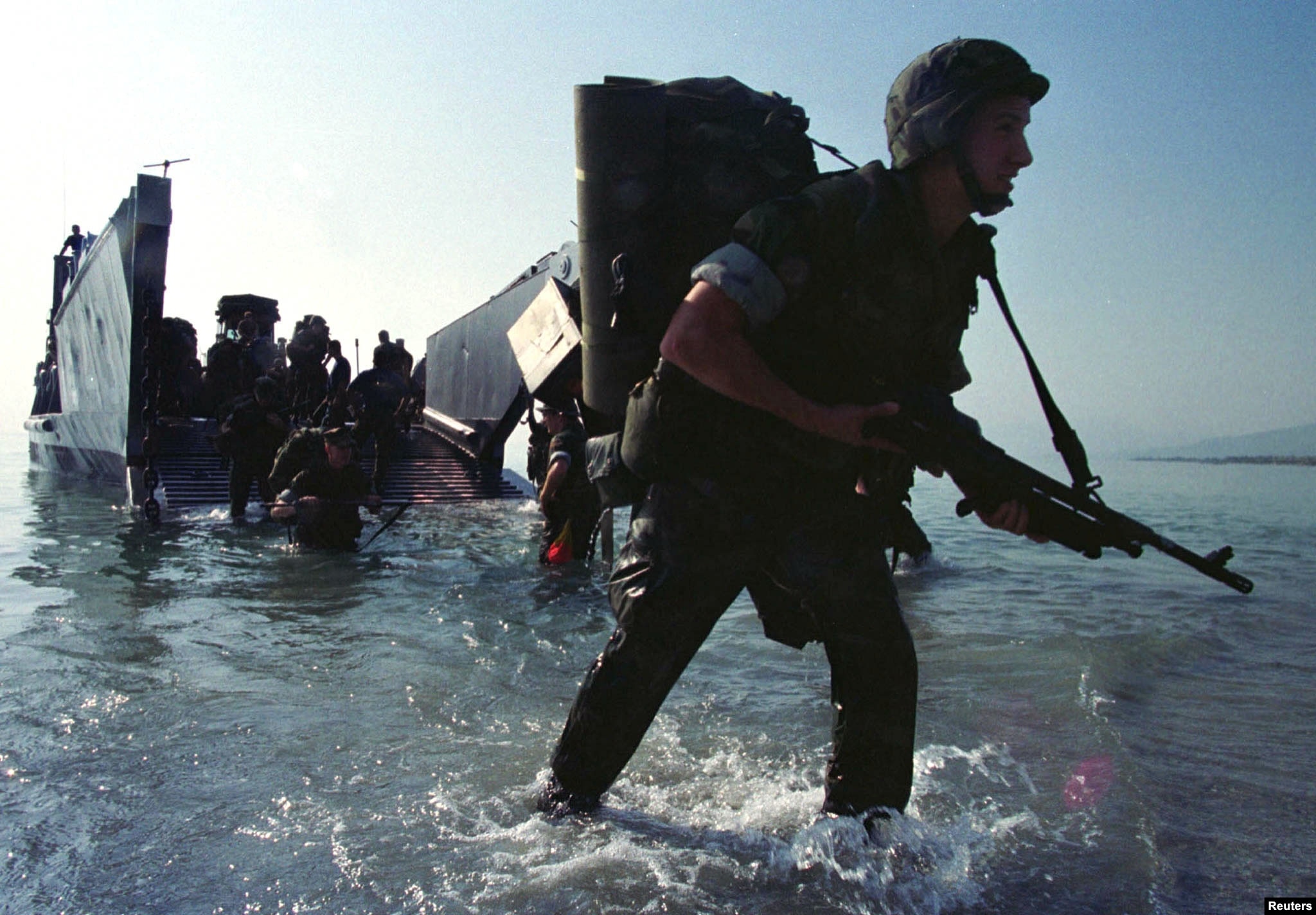 Marinsa amerikanë, pasi kishin zbritur në plazhin Litohoro në Greqi më 11 qershor 1999. Ata, më pas, do të udhëtonin qindra kilometra drejt kufirit me Maqedoninë e sotme të Veriut, për t’iu bashkuar forcës së udhëhequr nga NATO-ja, e cila përgatitej të hynte në Kosovë.
