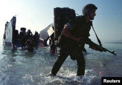 Marinsa amerikanë, pasi kishin zbritur në plazhin Litohoro në Greqi më 11 qershor 1999. Ata, më pas, do të udhëtonin qindra kilometra drejt kufirit me Maqedoninë e sotme të Veriut, për t’iu bashkuar forcës së udhëhequr nga NATO-ja, e cila përgatitej të hynte në Kosovë.