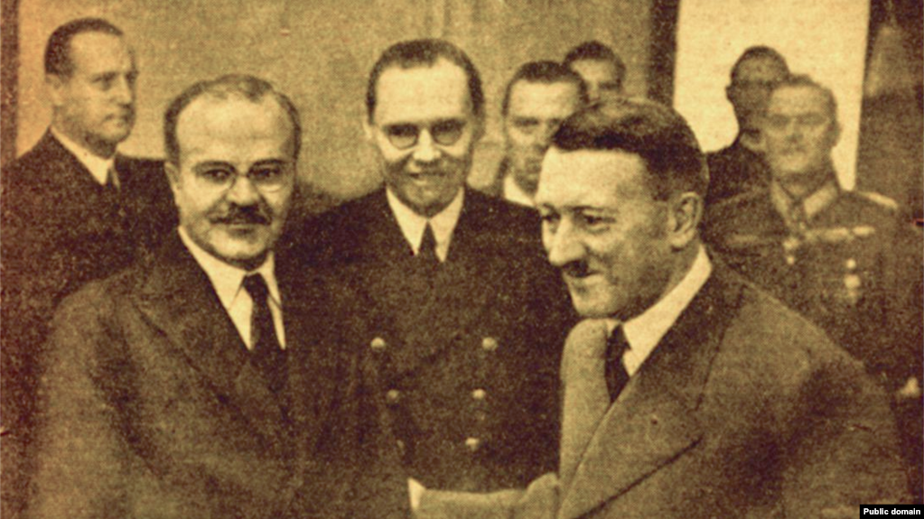 Первый лист газеты "Правда". Фотография Вячеслава Молотова и Адольфа Гитлера в имперской канцелярии