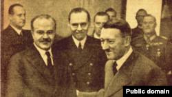 В’ячеслав Молотов та Адольф Гітлер під час переговорів в імперській канцелярії (фото з радянської газети «Правда») 