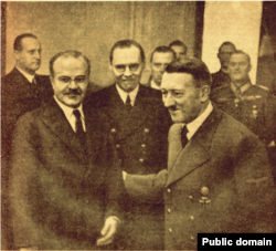 Veaceslav Molotov (stânga) și Adolf Hitler în timpul negocierilor din Cancelaria Imperială - noiembrie 1940. (Fotografie din ziarul sovietic „Pravda”)