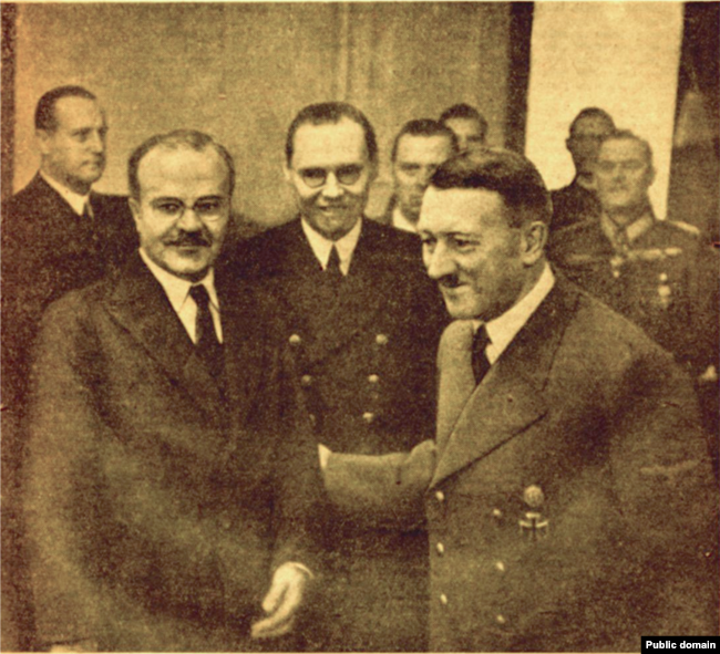 Veaceslav Molotov (stânga) și Adolf Hitler în timpul negocierilor din Cancelaria Imperială - noiembrie 1940. (Fotografie din ziarul sovietic „Pravda”)
