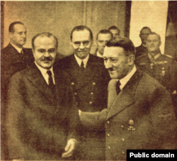 Вячаслаў Молатаў (зьлева) і Адольф Гітлер падчас перамоваў у імпэрскай канцылярыі. Лістапад 1940 года. (Фота з савецкай газэты «Правда»)