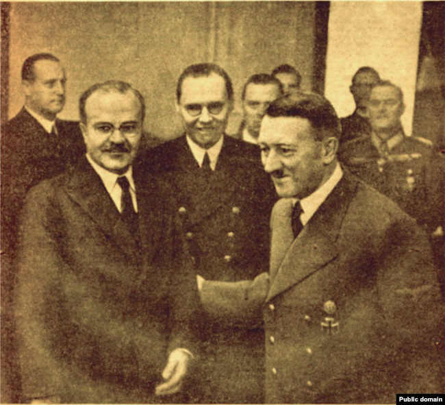 В’ячеслав Молотов (ліворуч) та Адольф Гітлер під час переговорів в імперській канцелярії Третього рейху. Листопад 1940 року. (Фото з радянської газети «Правда»)
