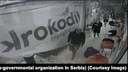 Snimak sigurnosne kamere nevladine organizacije "Krokodil" koji pokazuje ulazak grupe mladića u prostorije tog udruženja, Beograd, 20. septembar 2024. 