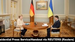 За словами Меркель, енергетичне партнерство з Україною має тривати, а договір про транзит газу через Україну має бути «якомога швидше продовжений» після 2024 року