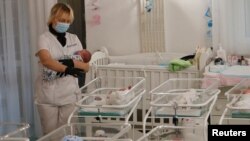 Медсестра і новонароджені в готелі «Венеція», що належить клініці BioTexCom у Києві, 15 травня 2020 року
