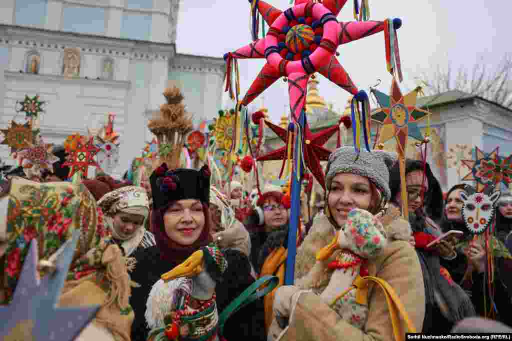 Крім зірок, у колядників можна було побачити маски персонажів українського вертепу та дідухи
