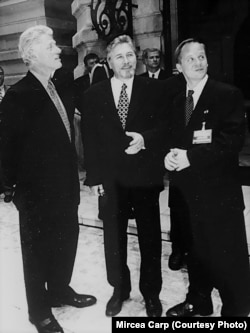Vizita presedintelui american Bill Clinton la București-1997. Președinții Bill Clinton și Emil Constantinescu. Alături de ei, Mihai Carp, ambasada americană la București