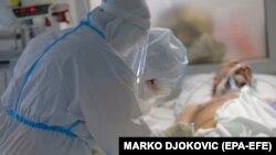 Lekari pružaju pomoć obolelom na odeljenju intenzivne nege bolnice "Dragiša Mišović" u Beogradu, 04. maj 2020. 