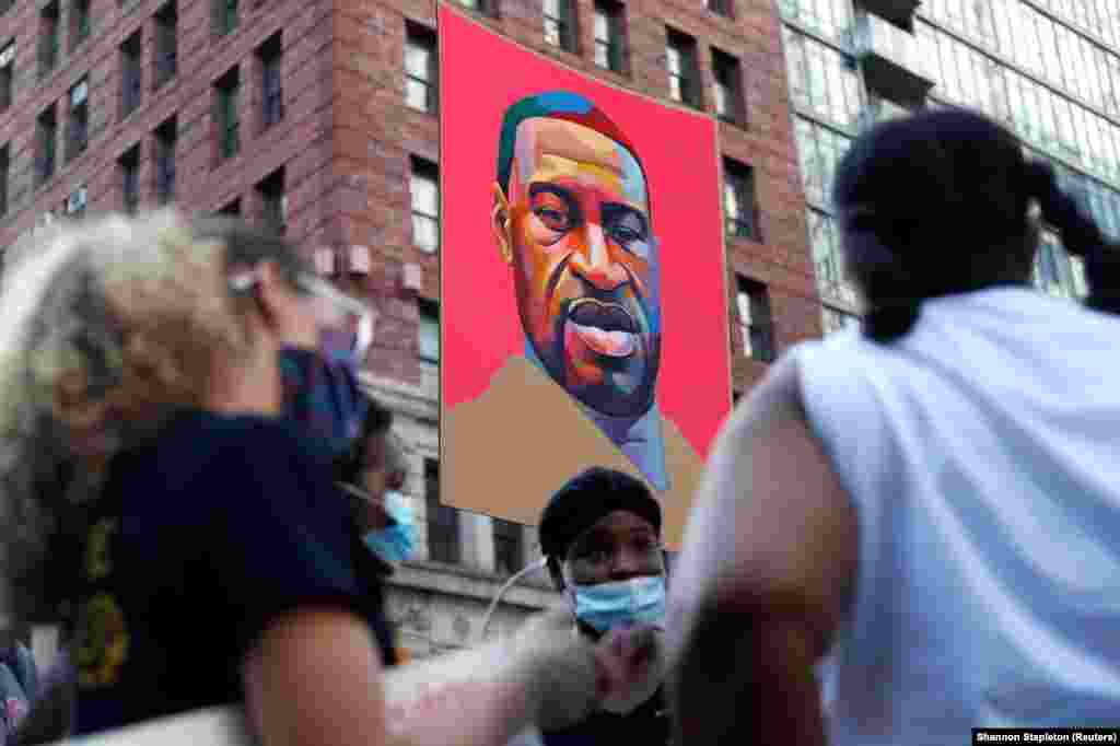 Портрет Джорджа Флойда на акции против рассовой несправедливости в Нью-Йорке