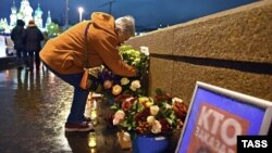 Цветы на месте, где был убит Немцов. Москва, 9 октября 2019 года