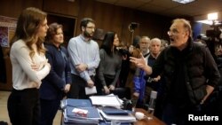 Демонстрантите од синдикатот ПАМЕ се расправаат со грчкката министерка за труд.