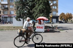 A local resident carries a food package from the World Food Program in the city of Pokrovsk.