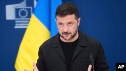 Президент України Володимир Зеленський виступає під час пресконференції в штаб-квартирі ЄС у Брюсселі, Бельгія, 17 серпня 2025 року