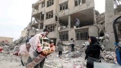 ویرانه ساختمانی در تهران پس از یک حمله هوایی، ۲۱ اسفند