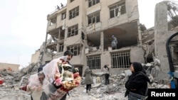 تهران کې یوه ړنګه شوې ودانۍ او اغېزمن خلک 