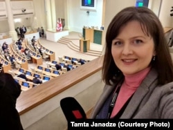 თამთა პარლამენტის სხდომაზე, "პირველი არხის" მიკროფონით ხელში