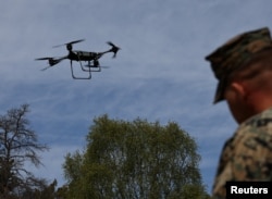 Американський морський піхотинець керує безпілотником, який використовується для логістики, під час пресзаходу в межах військових навчань Aurora 26 поблизу Вісбю на острові Готланд, Швеція, 11 травня 2026 року
