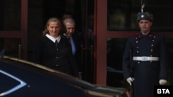 Деница Сачева излиза от президентството, където отиде сама от името на ГЕРБ на консултации с държавния глава Румен Радев, 15 декември 2025 г.