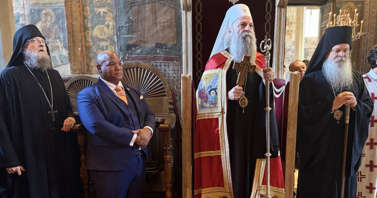 Këshilltari i Trumpit për çështje fetare viziton Manastirin e Deçanit