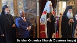 Savetnik predsednika SAD Donalda Trampa za duhovna pitanja, pastor Mark Berns, s patrijarhom Porfirijem i drugim velikodostojnicima Srpske pravoslavne crkve, manastir Visoki Dečani, Kosovo, 6. jul 2026.