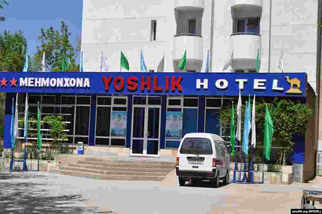 Навоий шаҳридаги &quot;&Euml;шлик&quot; меҳмонхонаси. Мазкур меҳмонхона кўпчиликка &quot;Юность&quot; меҳмонхонаси номи билан таниш.