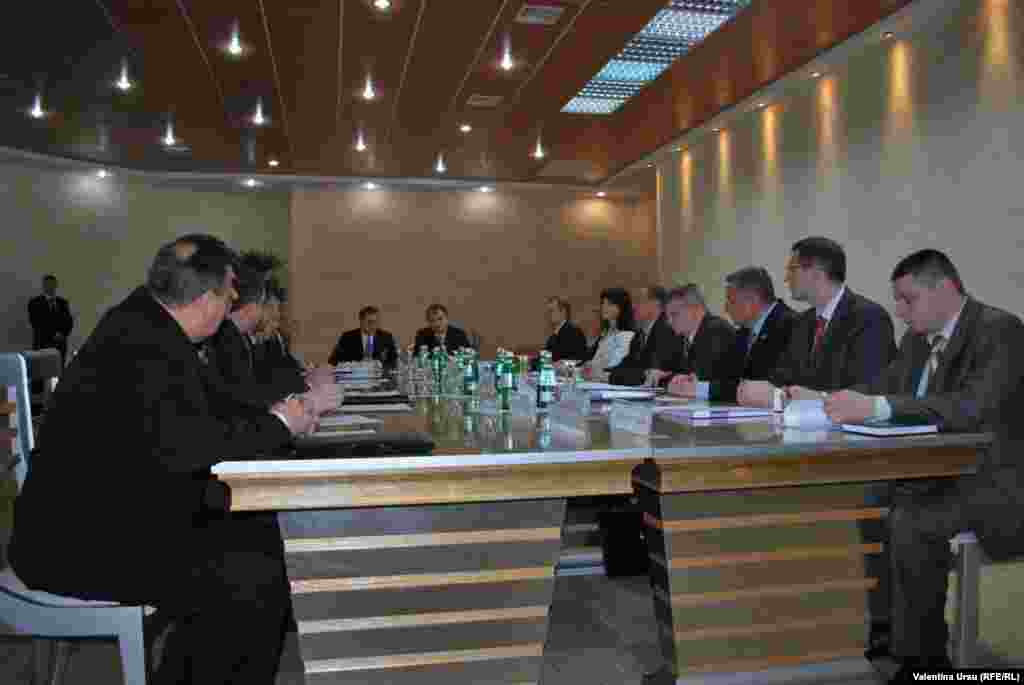 La masa tratativelor...