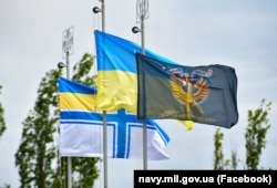 Прапори Державний, Військово-морських сил та морської піхоти на флагштоці 35 ОБрМП, що на Одещині