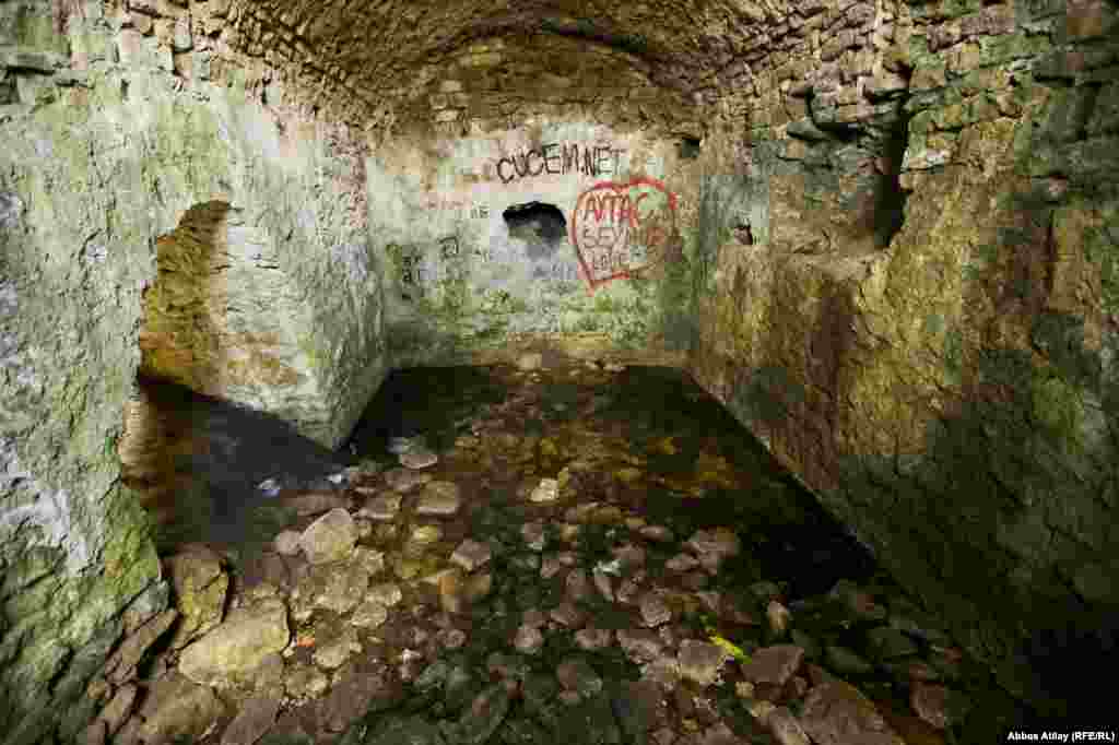 Qalanın içində, mərkəzi hissədə yerləşən su anbarı hal-hazırda qalanın digər hissələri ilə müqayisədə daha az dağıntıya məruz qalıb. Divarlardakı yazılar qalanın tez-tez ziyarət olunduğundan xəbər verir.