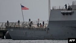 Членови на екипажот на бродот „УСС Самсон“ (DDG 102) на меѓународниот терминал за крстарење „Амадор“ во Панама Сити, 2 септември 2025 година.