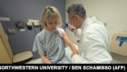 هایدی تَر در دفتر کار پدرام گرامی در دانشگاه نورث‌وسترن ایلینوی آمریکا