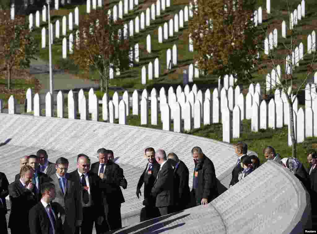 Premijer Srbije Aleksandar Vučić, član Predsjedništva BiH Bakir Izetbegović, premijer RS Milorad Dodik i predsjednik Opštine Srebrenica Ćamil Duraković u Memorijalnom centru Potočari. &nbsp;