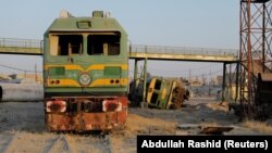 Два локомотива у городв Мосул, где проходили бои. 4 июля 2021