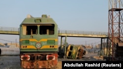 Разрушенные вагоны поезда на железнодорожной станции в Мосуле, Ирак, 4 июля 2021 года. 