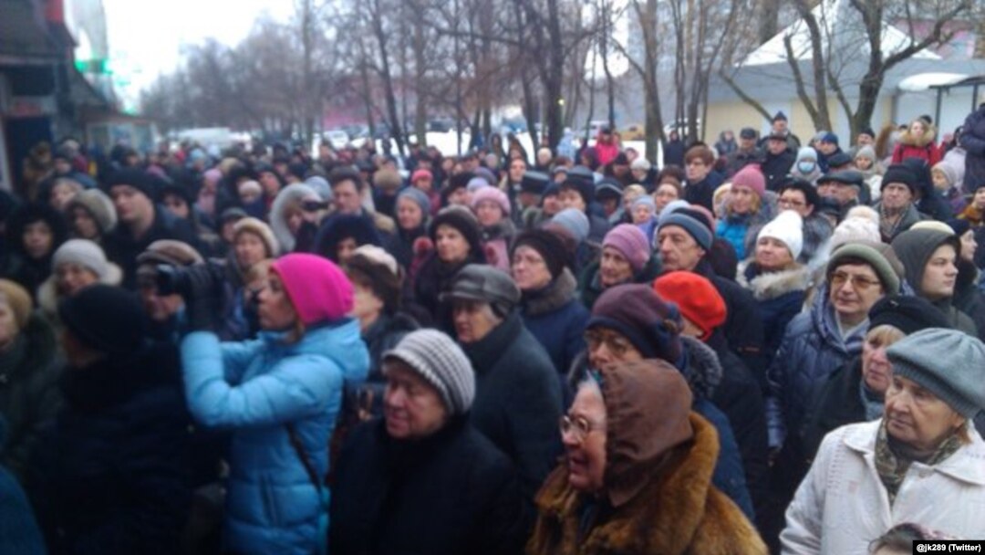 Участники митинга в Теплом Стане