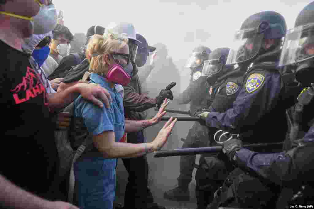 Згодом протести переросли в сутички між демонстрантами і правоохоронцями, а також призвели до випадків мародерства і вандалізму