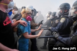 Протестиращи се сблъскват с полицията на магистрала 101 в близост до столичния център за задържане в центъра на Лос Анджелис, неделя, 8 юни 2025 г.