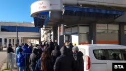 Жители на община Ловеч излязоха на протест пред приемната на електроразпределителното дружество в града, 2 януари 2025 г. Те подадоха жалби към "Електрохолд" с искане за обезщетения.