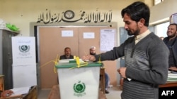 په کوټه کې یو کس خپله رایه کاروي - انځور له ارشیفه. 