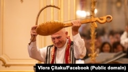 Foto e publikuar nga anëtarja e PDK-së, Vlora Çitaku në Facebook.