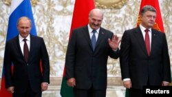 Справа наліво: Петро Порошенко, Олександр Лукашенко й Володимир Путін. Мінськ, серпень 2014 року
