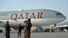 Agenți de securitate din Qatar (în stânga) și un taliban la îmbarcarea călătorilor la bordul avionului Qatar Airways, Kabul, 9 septembrie 2021