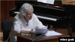 Anita Lasker-Wallfisch vorbind la concertul de la Wigmore Hall, la Londra