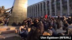 Бишкекда Инқилоб қурбонлари хотирасига Қуръон тиловат қилинмоқда.